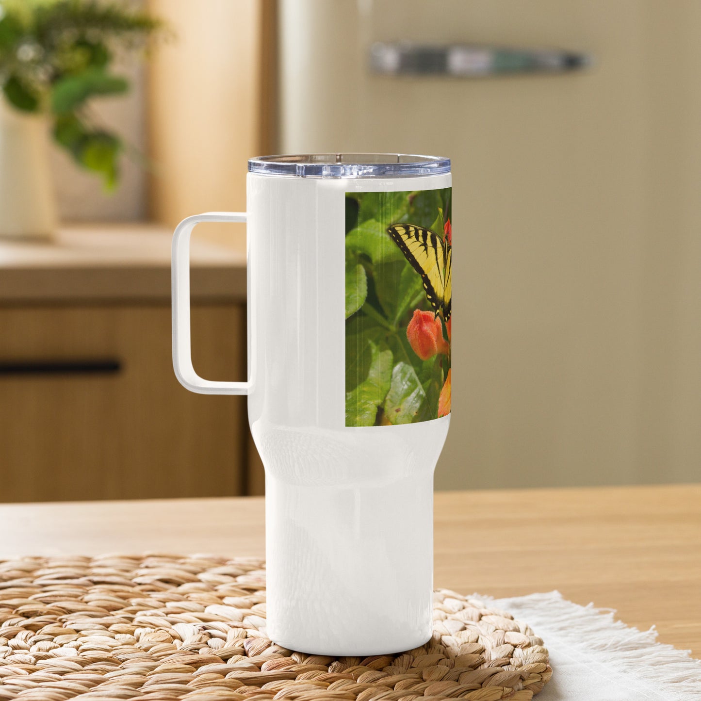 Travel mug with a handle